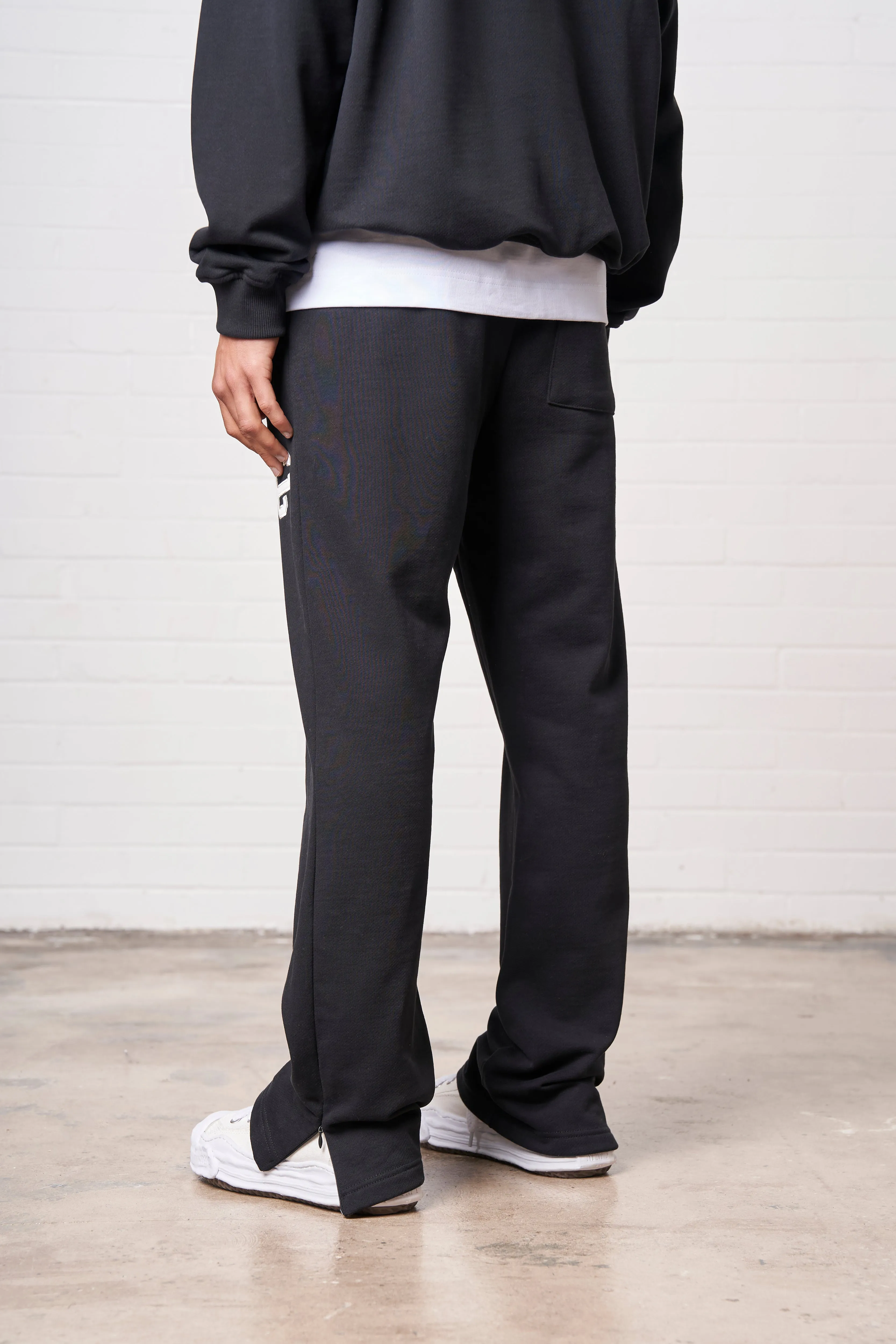 HEAVYWEIGHT APPLIQUE EMBLEM JOGGERS - BLACK