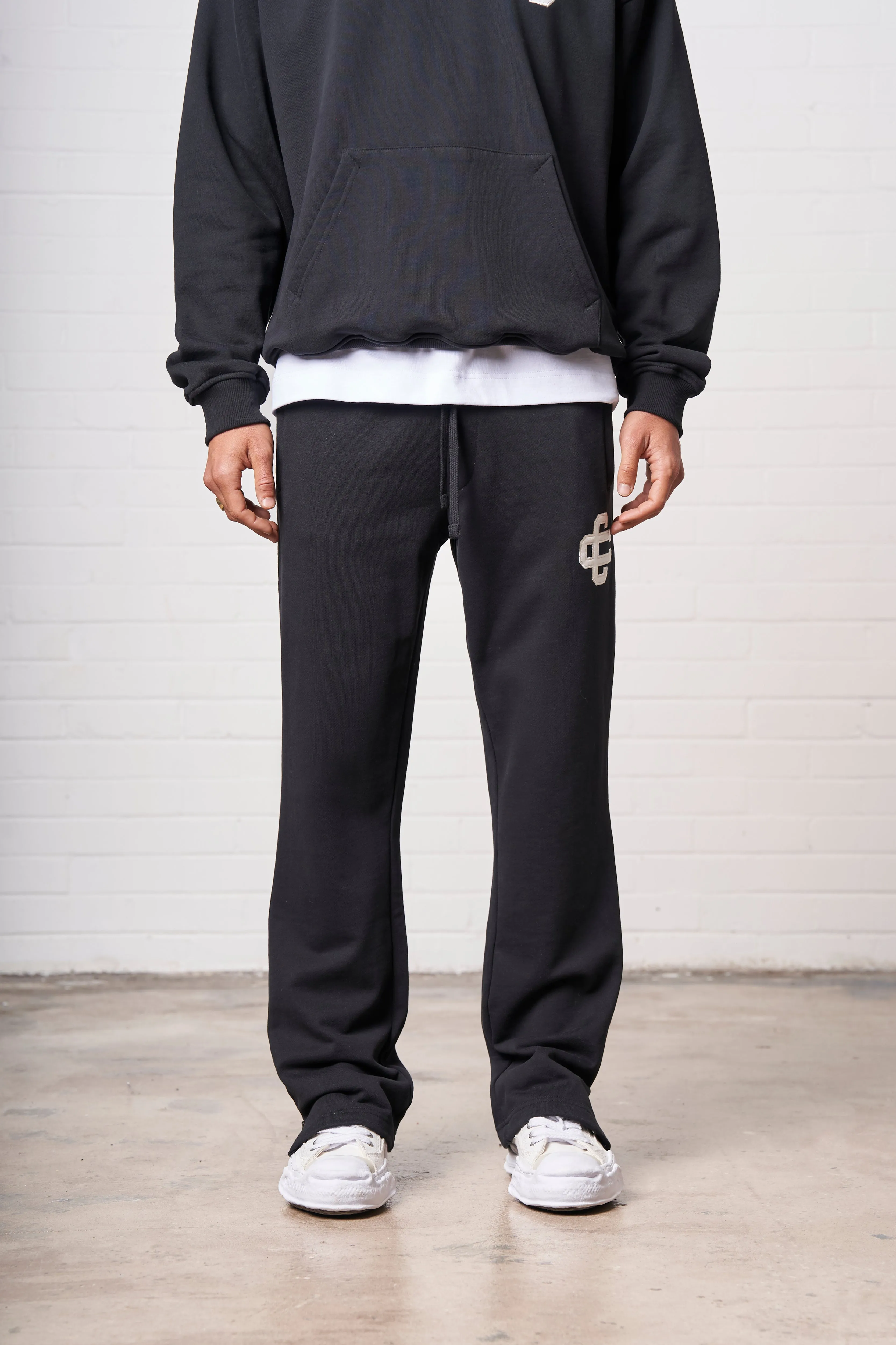 HEAVYWEIGHT APPLIQUE EMBLEM JOGGERS - BLACK