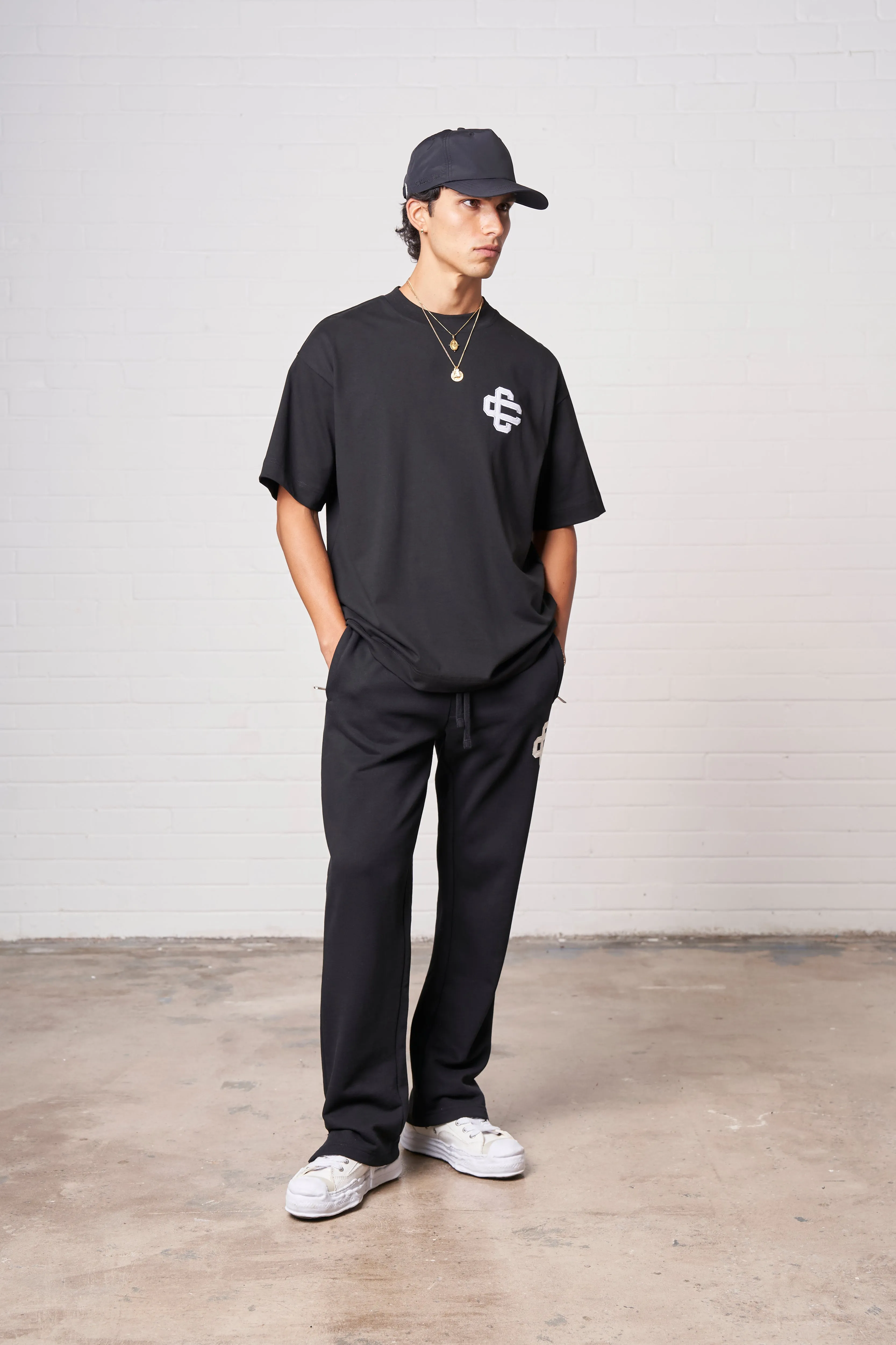 HEAVYWEIGHT APPLIQUE EMBLEM JOGGERS - BLACK