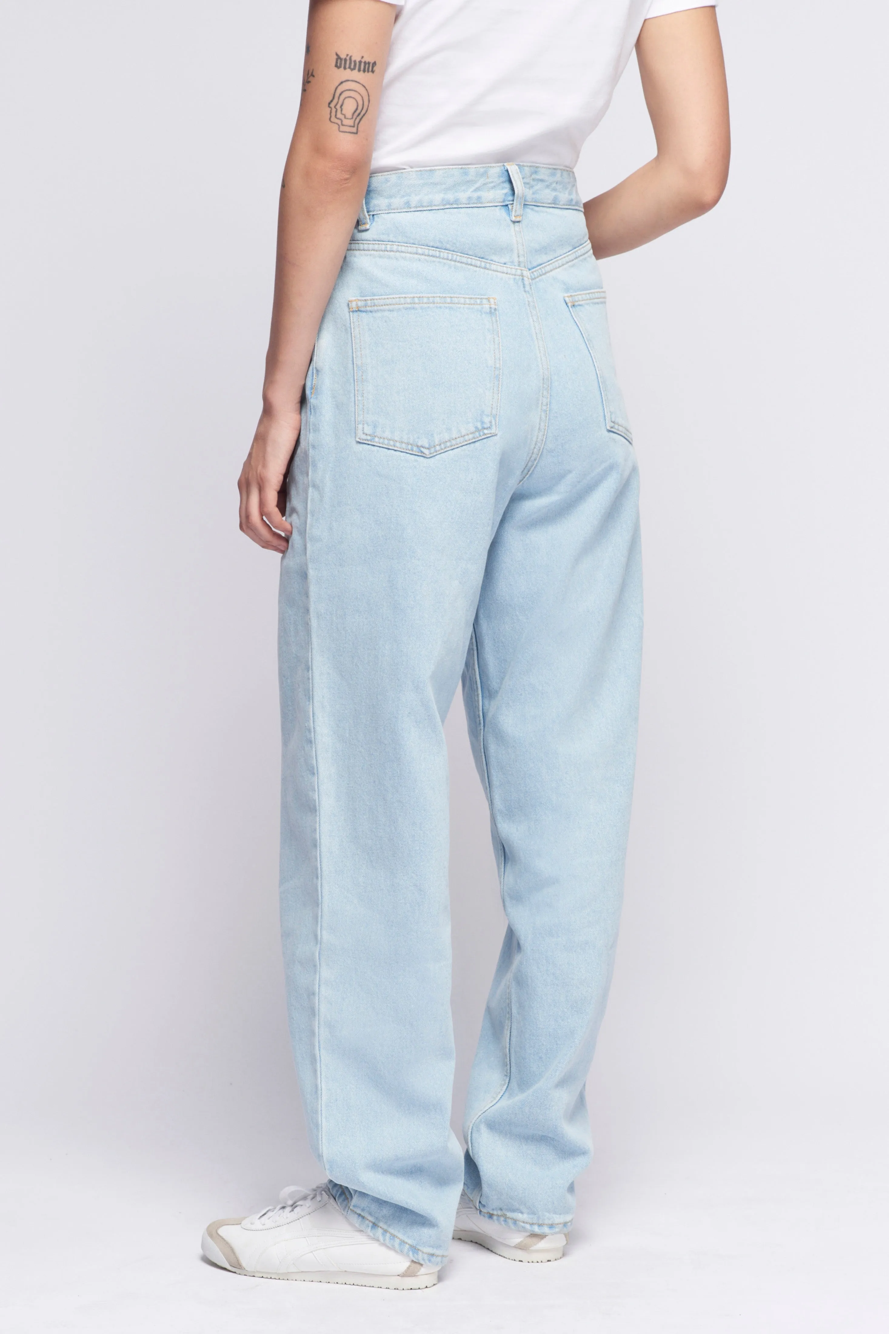 Unisex Antifit Denim in Light Wash